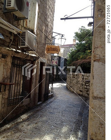 世界遺産コトルの旧市街地で見つけた裏通り 72725065