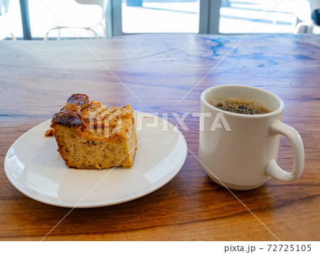 Close up shot of a cake and a coffee 72725105