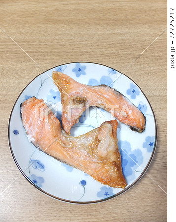 鮭カマの塩焼き 72725217