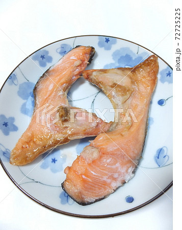 鮭カマの塩焼き 鮭カマの塩焼き 72725225