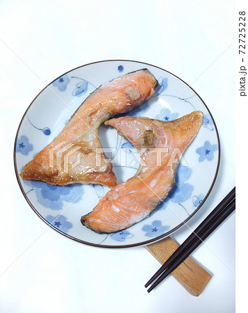 鮭カマの塩焼き 鮭カマの塩焼き 72725228