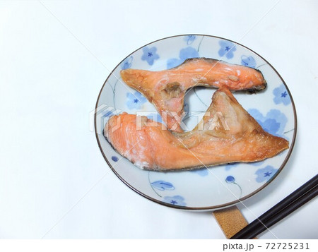 鮭カマの塩焼き 72725231