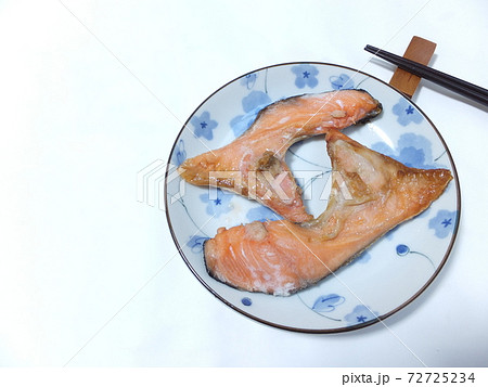 鮭カマの塩焼き 72725234