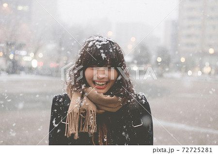 雪の降る京都　髪に積もる雪と笑う女性 72725281