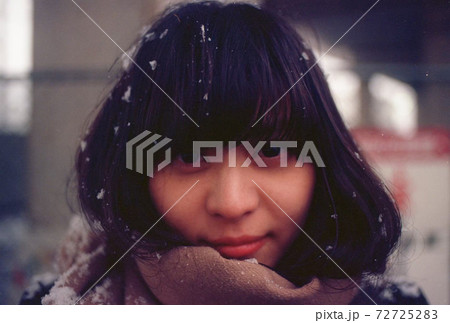 髪に積もる雪と微笑む女性 72725283