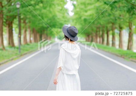 滋賀県 メタセコイア並木 女性 滋賀県 メタセコイア並木 女性 72725875