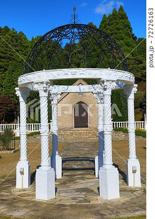 西洋庭園の白いガゼボ 72726163