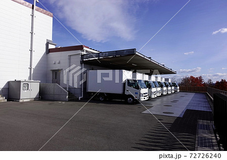医療品を運ぶ物流センター 72726240