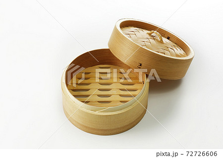 白背景に置かれたせいろ 72726606