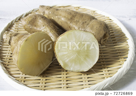 健康野菜ヤーコン（学名： Smallanthus sonchifolius）を半分に切った断面 72726869