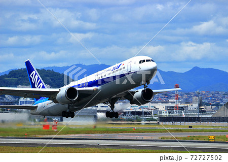 大阪国際空港 飛行機 逆ラン離陸の写真素材