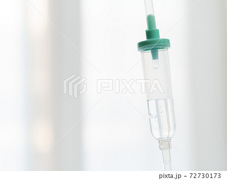 医療器具。点滴・輸液をする様子。 72730173