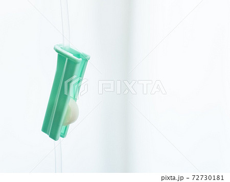 医療器具。点滴・輸液をする様子。 72730181