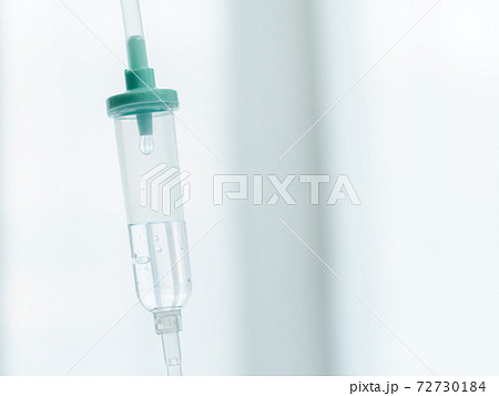 医療器具。点滴・輸液をする様子。 72730184