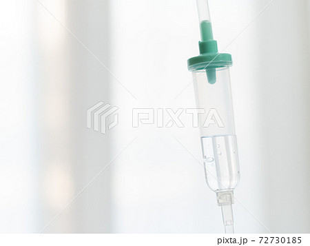 医療器具。点滴・輸液をする様子。 72730185