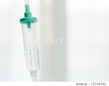 医療器具。点滴・輸液をする様子。 72730205