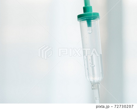 医療器具。点滴・輸液をする様子。 72730207
