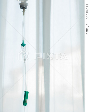 医療器具。点滴・輸液をする様子。 72730211