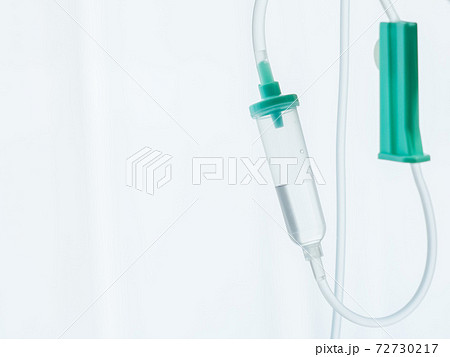 医療器具。点滴・輸液をする様子。 72730217