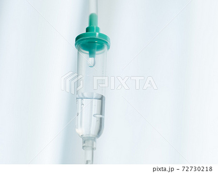 医療器具。点滴・輸液をする様子。 72730218