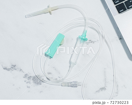 医療器具。点滴・輸液とノートパソコン。 72730223