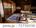 夕日が差す囲炉裏のある日本家屋 72730336