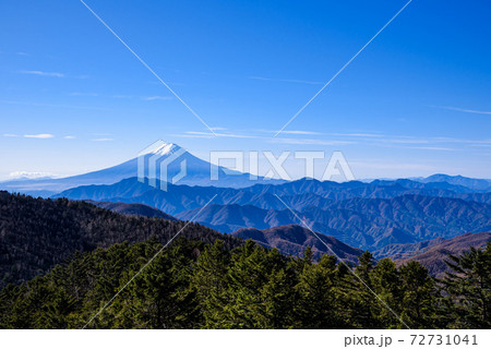 快晴の空と御坂の山々と富士山 快晴の空と御坂の山々と富士山 72731041