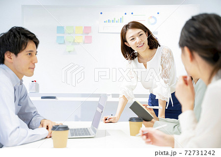 ビジネス　プレゼン　会議 72731242