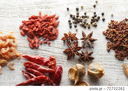 中華料理の香辛料とスパイスと中華素材 72732262