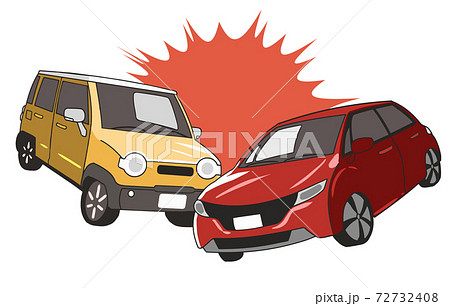 衝突する軽自動車と普通自動車 衝突する軽自動車と普通自動車 72732408
