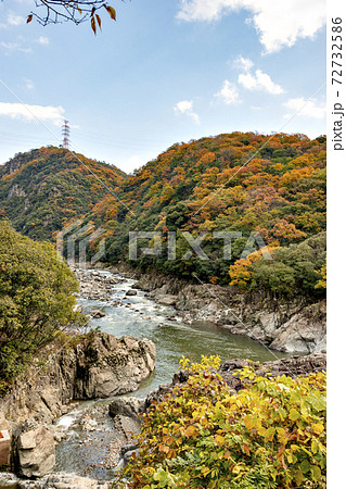 11月、兵庫県の生瀬ー武田尾間の旧福知山線廃線ハイキングコースからの風景 72732586