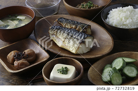 焼き鯖定食とヘルシーな和食 72732819