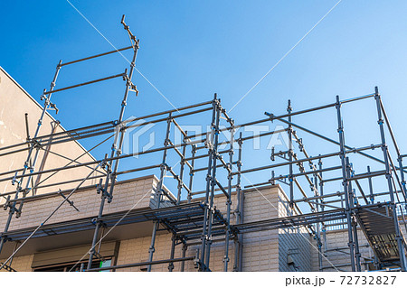 新築工事 複雑に組んだ足場 新築工事 複雑に組んだ足場 72732827