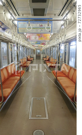 無人の電車の車内(ガラガラ)　縦位置　1814 72732965
