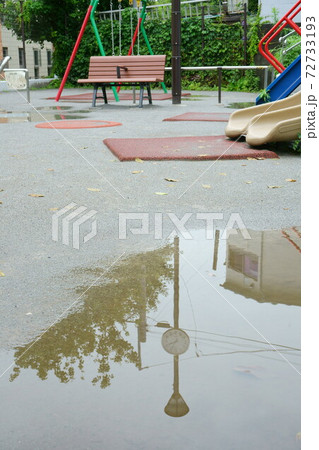 公園の水たまりの写真素材