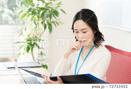 パソコンに向かう若い女性 パソコンに向かう若い女性 72733433