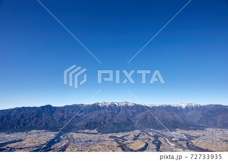 快晴の冬(12月上旬)、陣馬形山の展望台からの景色 長野県上伊那郡中川村 快晴の冬(12月上旬)、陣馬形山の展望台からの景色 長野県上伊那郡中川村 72733935