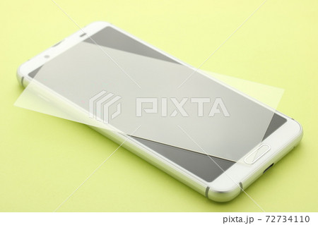 スマートフォンと保護フィルム 72734110