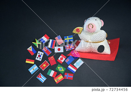 丑年人形と世界の国旗 丑年人形と世界の国旗 72734456