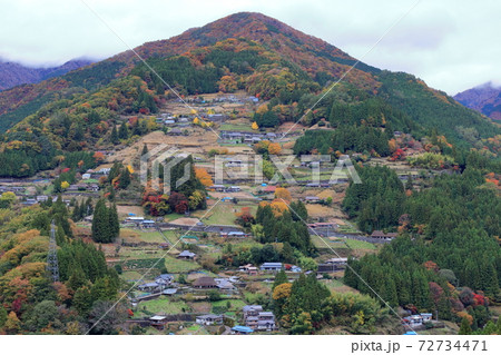 落合集落　斜面に広がる集落　秋　(徳島県　東祖谷）	 72734471