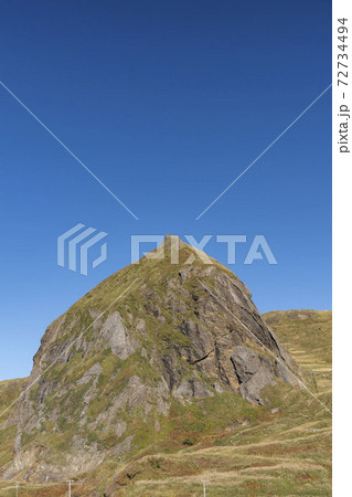 礼文島　桃台猫台展望台からの桃岩 72734494