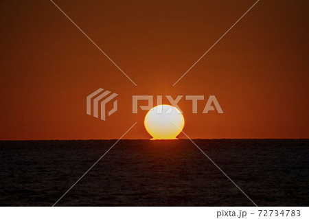 礼文島　カランナイ岬の日本海に沈むサンセットでのダルマ夕陽 72734783