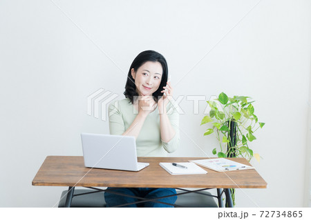 テレワークをする30代の女性 テレワークをする30代の女性 72734865