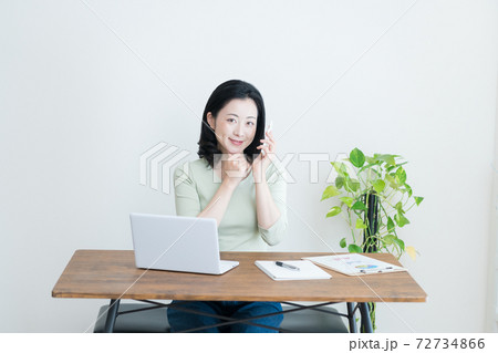 テレワークをする30代の女性 72734866