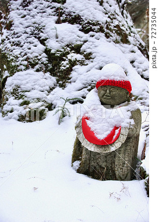 雪の高野山 奥の院参道 地蔵菩薩 和歌山県伊都郡高野町 雪の高野山 奥の院参道 地蔵菩薩 和歌山県伊都郡高野町 72735044