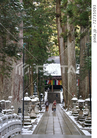 雪の高野山 奥の院参道 御廟橋 和歌山県伊都郡高野町 雪の高野山 奥の院参道 御廟橋 和歌山県伊都郡高野町 72735093