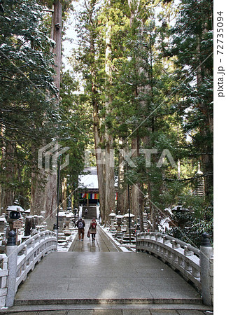 雪の高野山 奥の院参道 御廟橋 和歌山県伊都郡高野町 雪の高野山 奥の院参道 御廟橋 和歌山県伊都郡高野町 72735094