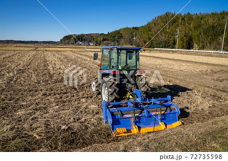 田植え準備　トラクター 72735598