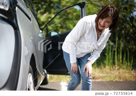 車をぶつけてしまった女性 車をぶつけてしまった女性 72735614