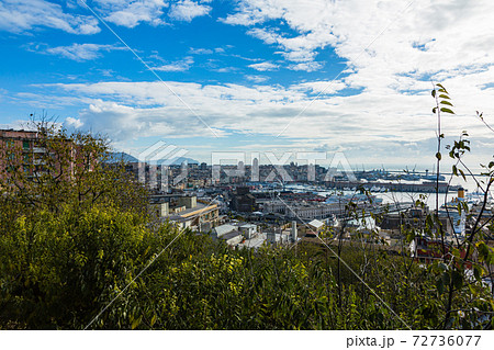 イタリア　ジョノヴァの丘から見える市街地と港 72736077